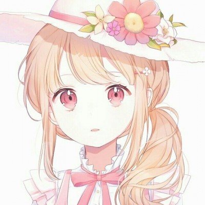 女生在江边搭石头塔垒到三十三层